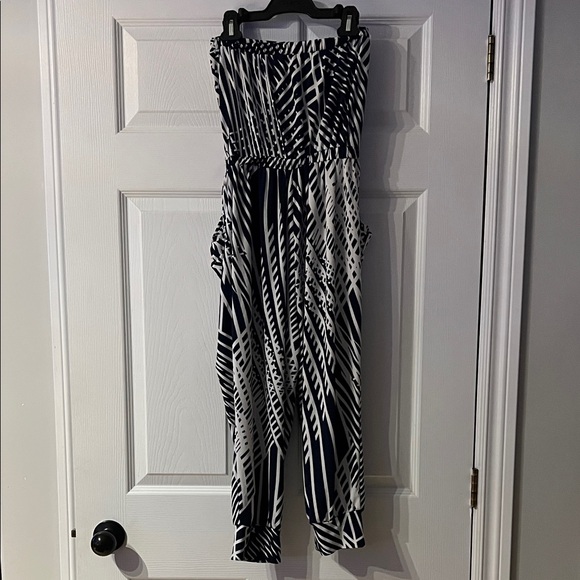 🌴vacation pick🌴Katie Blue and White Geometric Jumpsuit - Picture 4 of 4